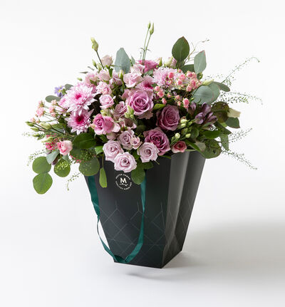 Overrekkelsebukett med rosa og lilla blomster stor Overrekkelsebukett med rosa og lilla blomster stor